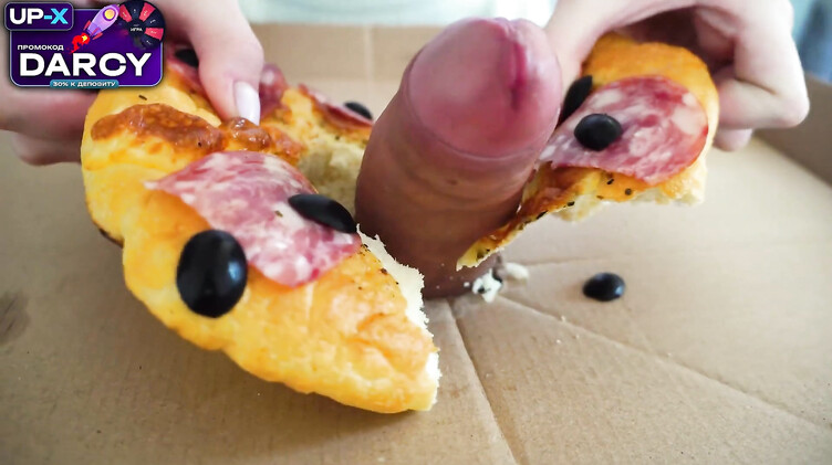 Доставщик пиццы отодрал рыжую клиентку, поманив ее крепким хуем в коробке