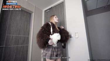 Отчим проверяет пизду грудастой падчерицы пальцами и членом