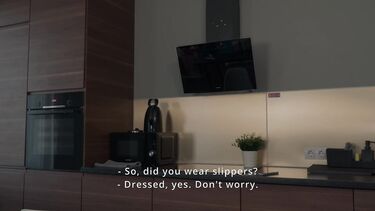 Электрик сначала вставил лампочку, а затем вставил хуй в Скай Янг