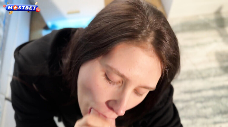 Спортсменка сосет хуй тренера после первого свидания