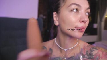 Мастер-класс по слюнявому минету от татуированной брюнетки с дилдо