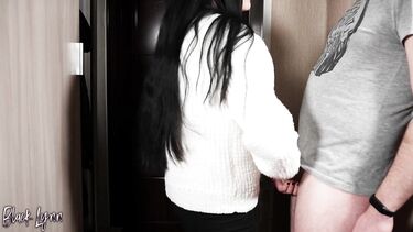 Блэк Линн с порога сосет хуй и получает сперму на лицо