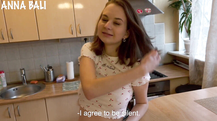 Сводный брат отодрал пойманную на горячем любительницу нюдсов