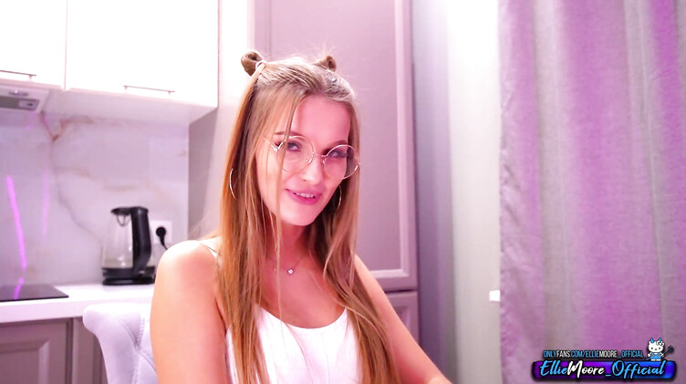 Студентки: Студентка облизывает яйца одногруппника и получает сперму в киску