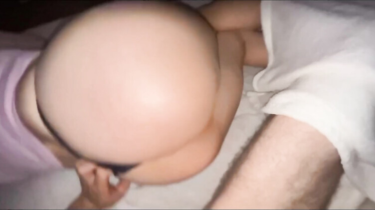 Сводный брат посреди ночи выебал в презервативе сестру с красивой жопой