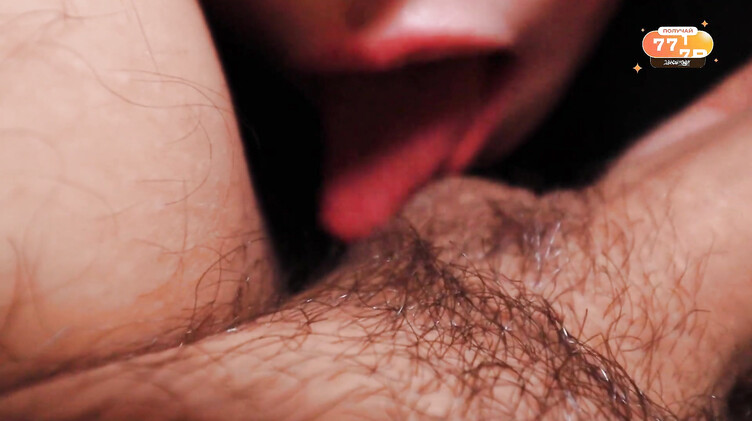 Кончает в киску в ебле раком с пальцем в попке