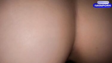 Неверная жена визжит от наслаждения на члене ебаря