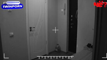 Трахается с ведущим ТВ-шоу в отместку мужу за измену