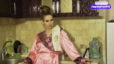 Извращенная русская мачеха втянула пасынка в свои БДСМ игры