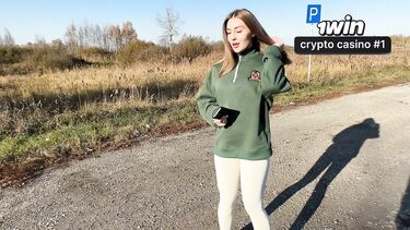 Попутчица сосет водителю в машине и ебется на четвереньках