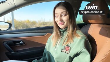 В лосинах: Попутчица сосет водителю в машине и ебется на четвереньках