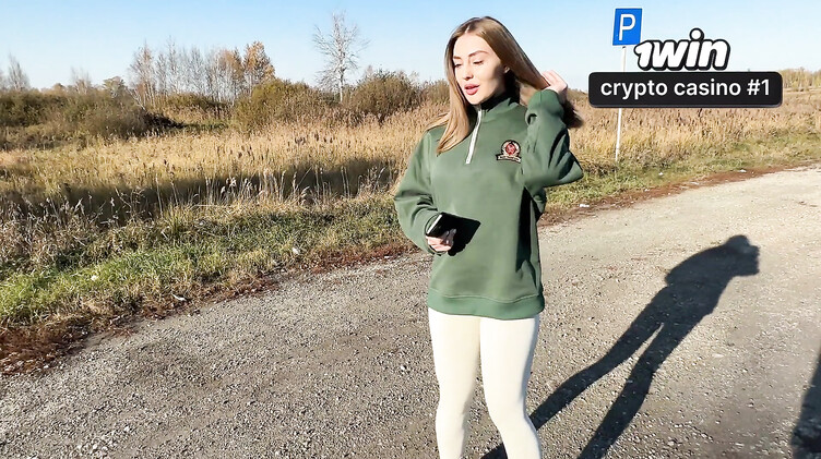 Попутчица сосет водителю в машине и ебется на четвереньках