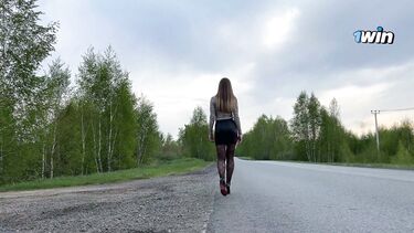 Взяла за щеку в машине и отдалась незнакомцу за поездку автостопом