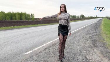 Любительский отсос: Взяла за щеку в машине и отдалась незнакомцу за поездку автостопом