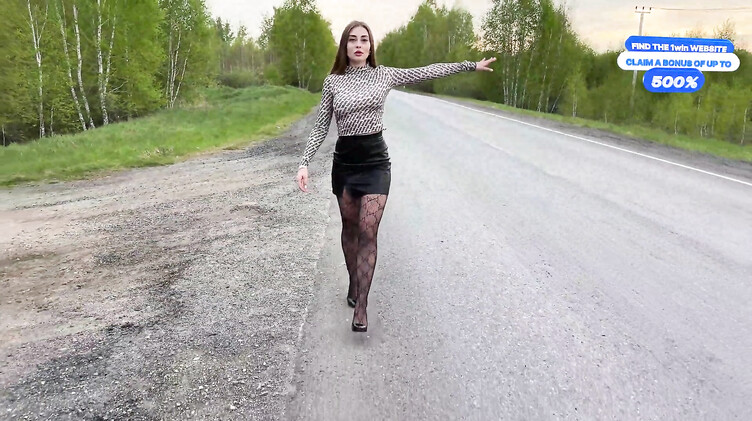 Взяла за щеку в машине и отдалась незнакомцу за поездку автостопом