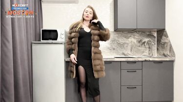 Мачеха в шубе отсосала хуй и оседлала пасынка верхом