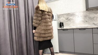 Мачеха в шубе отсосала хуй и оседлала пасынка верхом