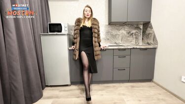 Мачеха в шубе отсосала хуй и оседлала пасынка верхом