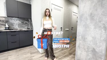 Пасынок по-быстрому трахнул молодую мачеху на кухне пока батя в ванной