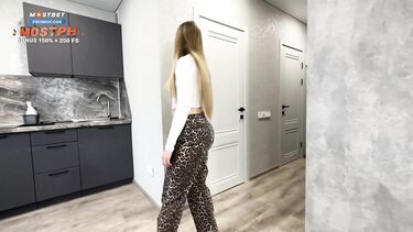 Пасынок по-быстрому трахнул молодую мачеху на кухне пока батя в ванной