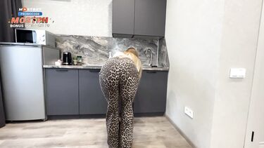 Пасынок по-быстрому трахнул молодую мачеху на кухне пока батя в ванной