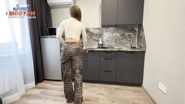 Пасынок по-быстрому трахнул молодую мачеху на кухне пока батя в ванной