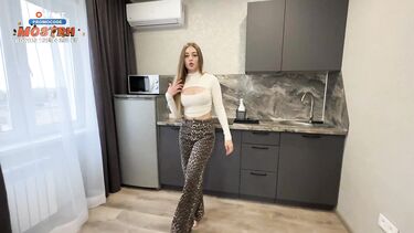 Пасынок по-быстрому трахнул молодую мачеху на кухне пока батя в ванной