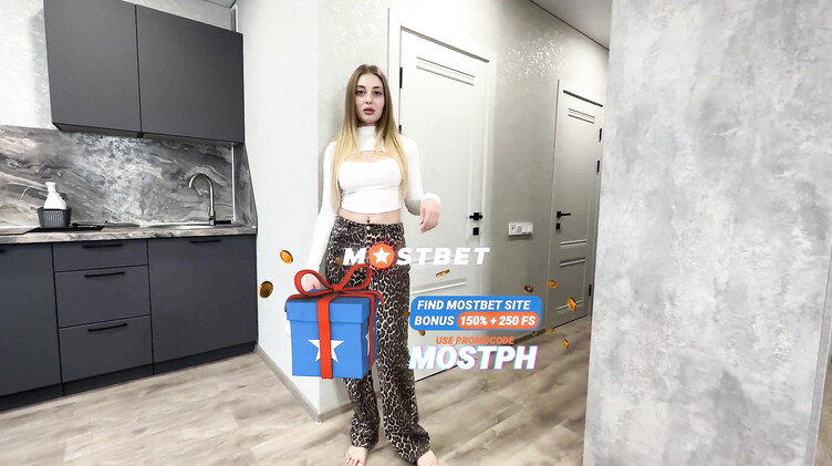 Пасынок по-быстрому трахнул молодую мачеху на кухне пока батя в ванной