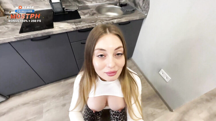 Пасынок по-быстрому трахнул молодую мачеху на кухне пока батя в ванной