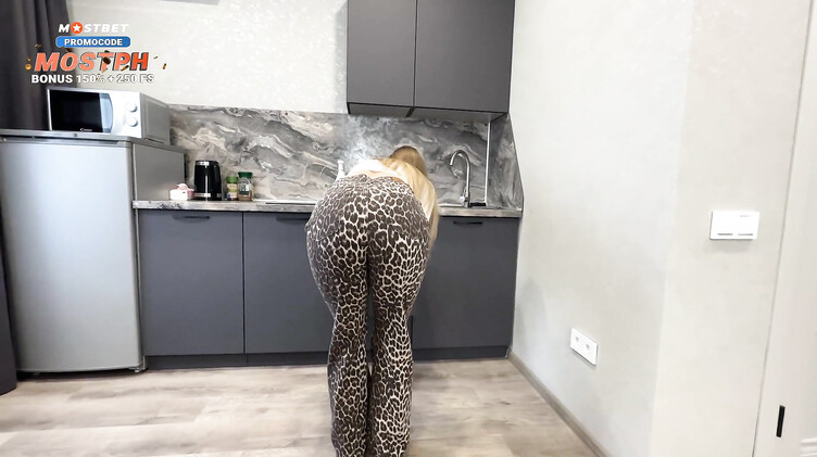 Пасынок по-быстрому трахнул молодую мачеху на кухне пока батя в ванной