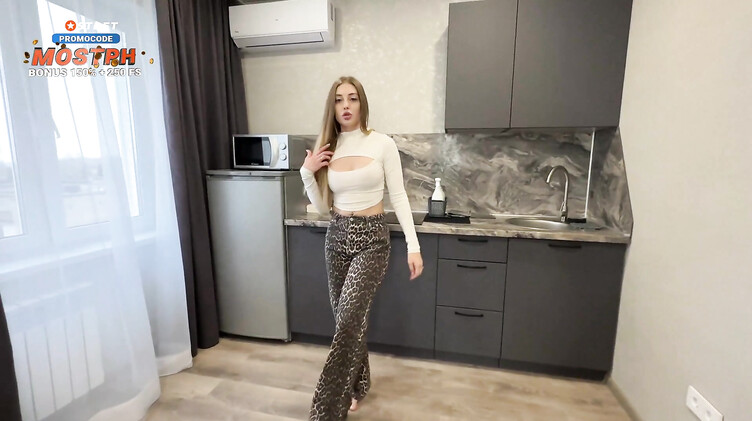 Пасынок по-быстрому трахнул молодую мачеху на кухне пока батя в ванной