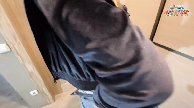 Телка шопоголик изменяет мужу, оплачивая пиздой курьерскую доставку