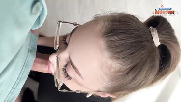 Семейный психолог отсасывает член и трахается с женатым пациентом