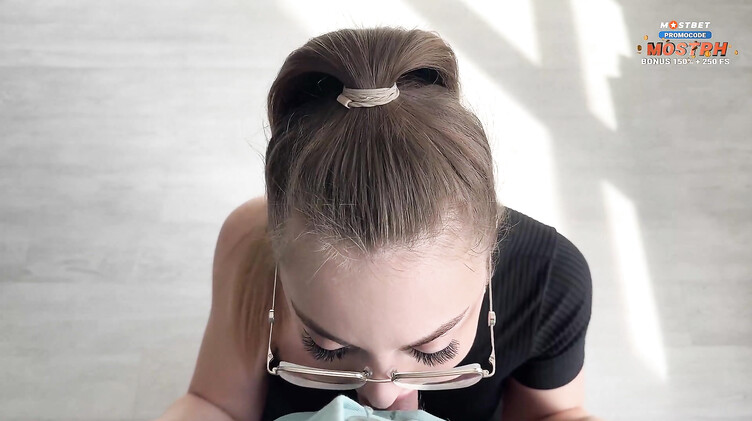 Семейный психолог отсасывает член и трахается с женатым пациентом