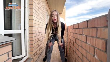 Не говори родителям! Спалилась на курении и отдалась сводному брату на балконе