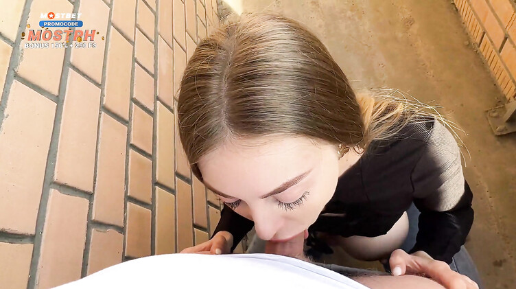 Не говори родителям! Спалилась на курении и отдалась сводному брату на балконе