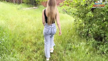 Дал в рот соседке по даче и трахнул ее раком на участке