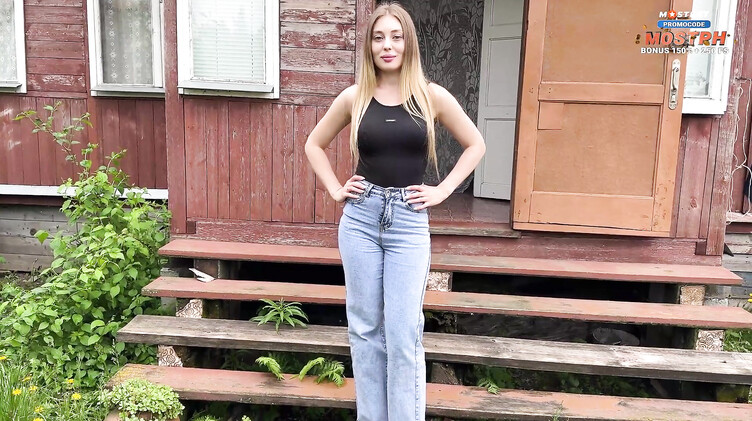 Дал в рот соседке по даче и трахнул ее раком на участке