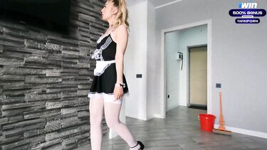 Уборщица в униформе почистила хуй ртом и киской