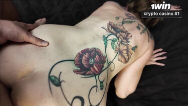 Зрелая мамка соблазнила на секс молоденького дружка своего сына