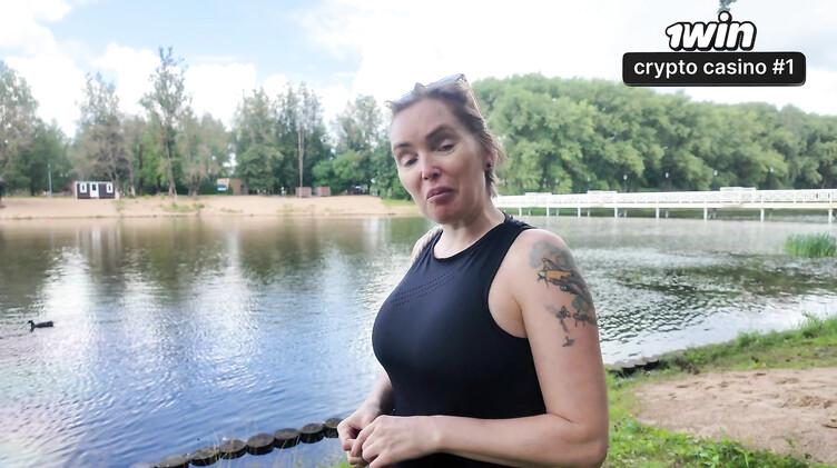 Зрелая мамка соблазнила на секс молоденького дружка своего сына