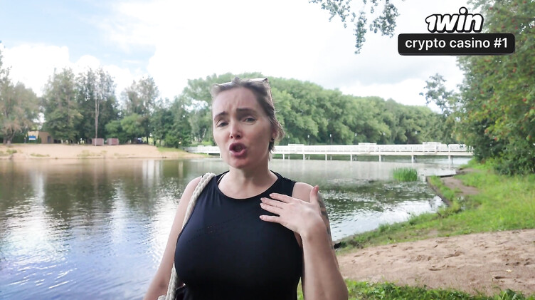 Русское порно: Зрелая мамка соблазнила на секс молоденького дружка своего сына