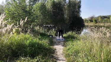 Йога в лесу: незнакомец трахнул милфу в кустах