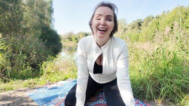 Йога в лесу: незнакомец трахнул милфу в кустах