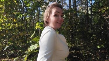 Йога в лесу: незнакомец трахнул милфу в кустах