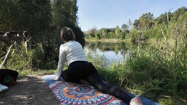 Йога в лесу: незнакомец трахнул милфу в кустах