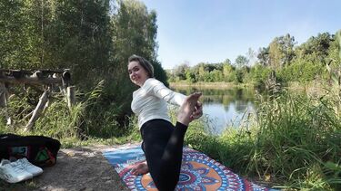 Йога в лесу: незнакомец трахнул милфу в кустах