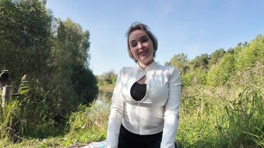 Йога в лесу: незнакомец трахнул милфу в кустах