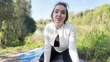 Йога в лесу: незнакомец трахнул милфу в кустах