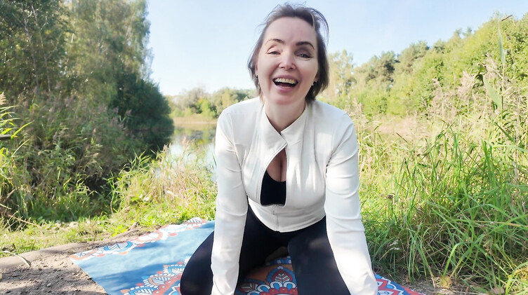 Йога в лесу: незнакомец трахнул милфу в кустах